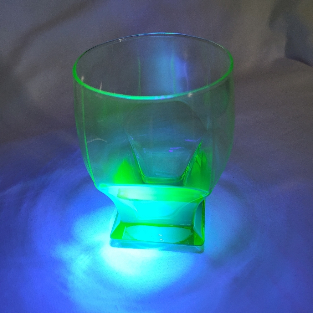Vintage Art Deco Green Uranium Juice Glasses Glow Glass Set of 5 Approx 4x3" - Picture 8 of 8